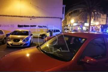 La Policía Nacional interviene en una pelea en una plazoleta de Los Llanos de Telde/TA.